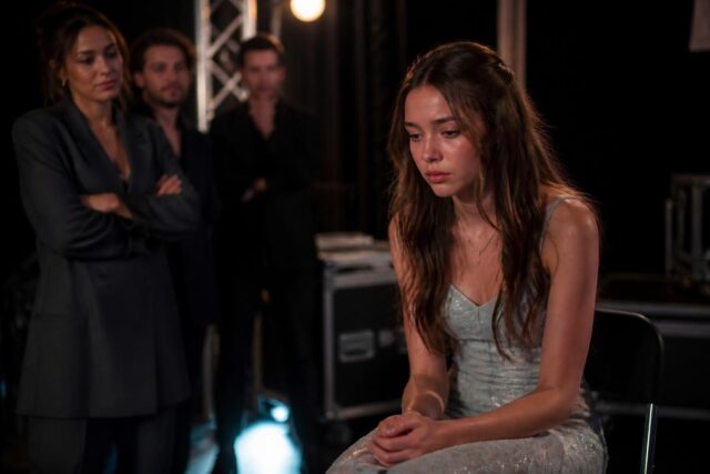 The-Voice-les-raisons-surprenantes-du-depart-dAlice-talent-prometteur-de-lequipe-dAmel-Bent-avant-les-performances-640x427 Bruno Guillon : le retrait précipité de son jeu, un coup dur pour France 2