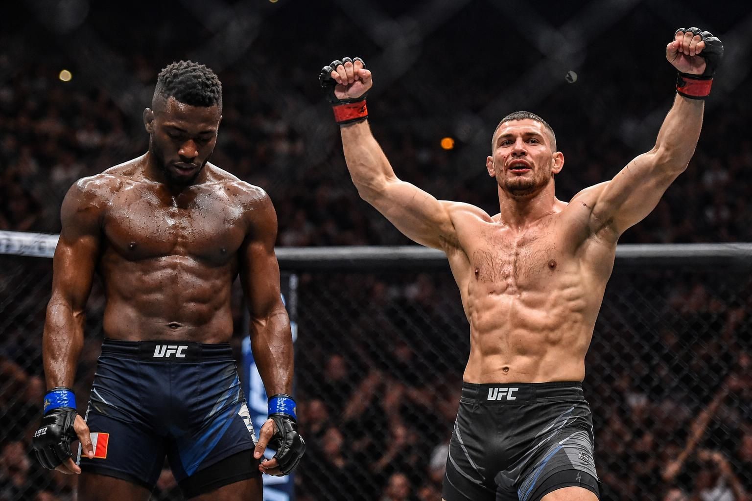 revivez le combat intense de l'ufc 328 où william gomis s'incline aux points face à sabatini, une déception majeure pour le français. analyse et réactions sur rmc sport.