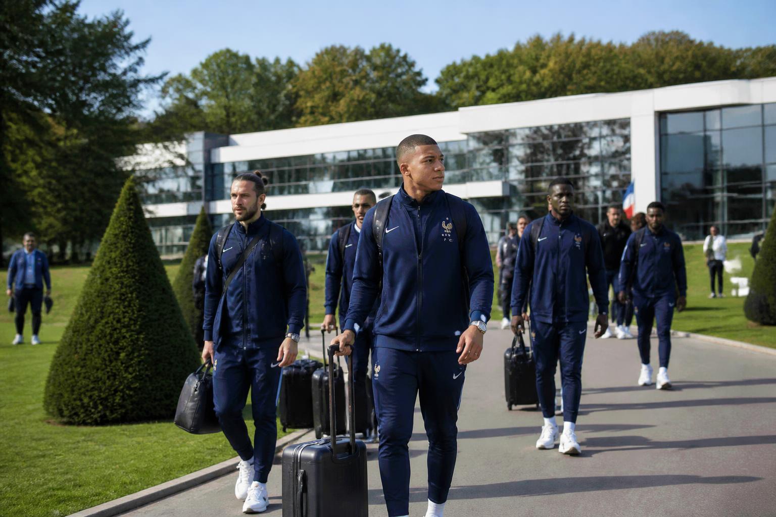 découvrez les bleus en action à clairefontaine alors qu'ils entament leur préparation pour la coupe du monde 2026. suivez leur entraînement et vivez les premières étapes vers le succès.