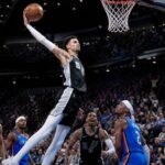 victor wembanyama et les spurs s'imposent face au thunder dans un match historique, assurant leur place en finales nba. revivez cette victoire marquante sur europe 1.