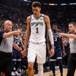 revivez le moment clé du game 4 entre victor wembanyama et les wolves, où son exclusion a marqué un tournant décisif dans la série nba.