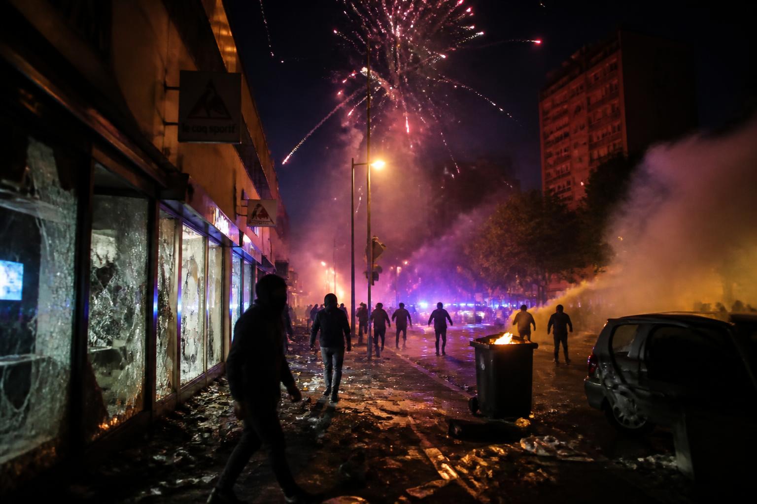 violences et chaos éclatent après la victoire du psg : plusieurs quartiers touchés par des magasins vandalisés, des tirs de mortier et l'intervention de gaz lacrymogènes.