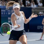 revivez la demi-finale féminine où maja chwalinska éblouit avec un passing de coup droit puissant contre diana shnaider, en direct sur france tv.