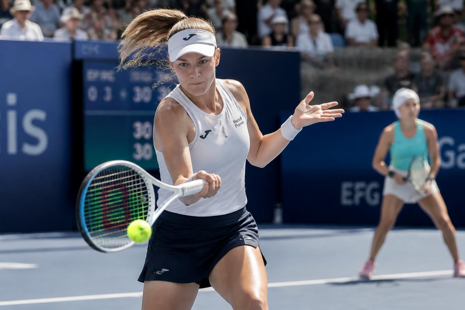 revivez la demi-finale féminine où maja chwalinska éblouit avec un passing de coup droit puissant contre diana shnaider, en direct sur france tv.