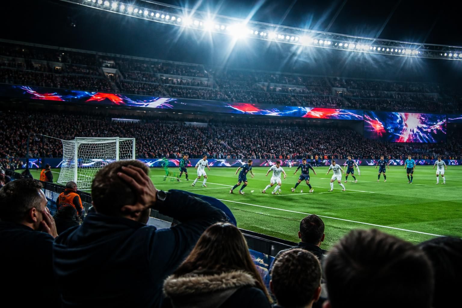 découvrez les détails de l'affaire elye wahi et son impact sur la ligue 1, avec un focus sur la vigilance accrue à paris, sur teamfootball.fr.