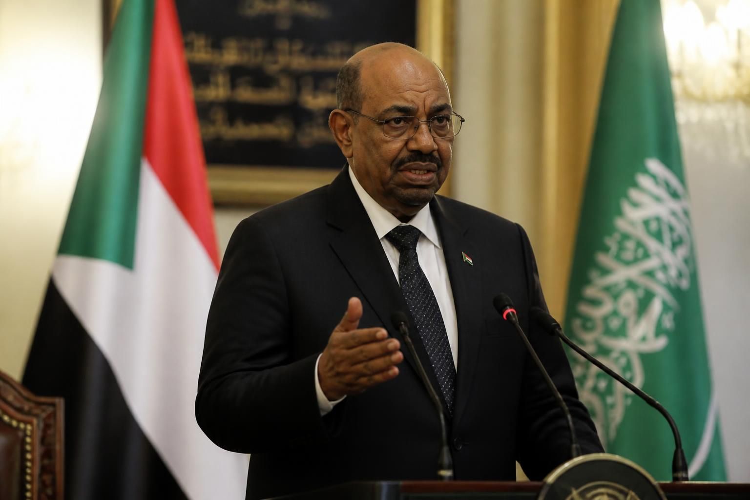 al-bachir exprime ses sincères condoléances à l'arabie saoudite après le tragique accident d'avion, soulignant la solidarité et le soutien en ces moments difficiles.