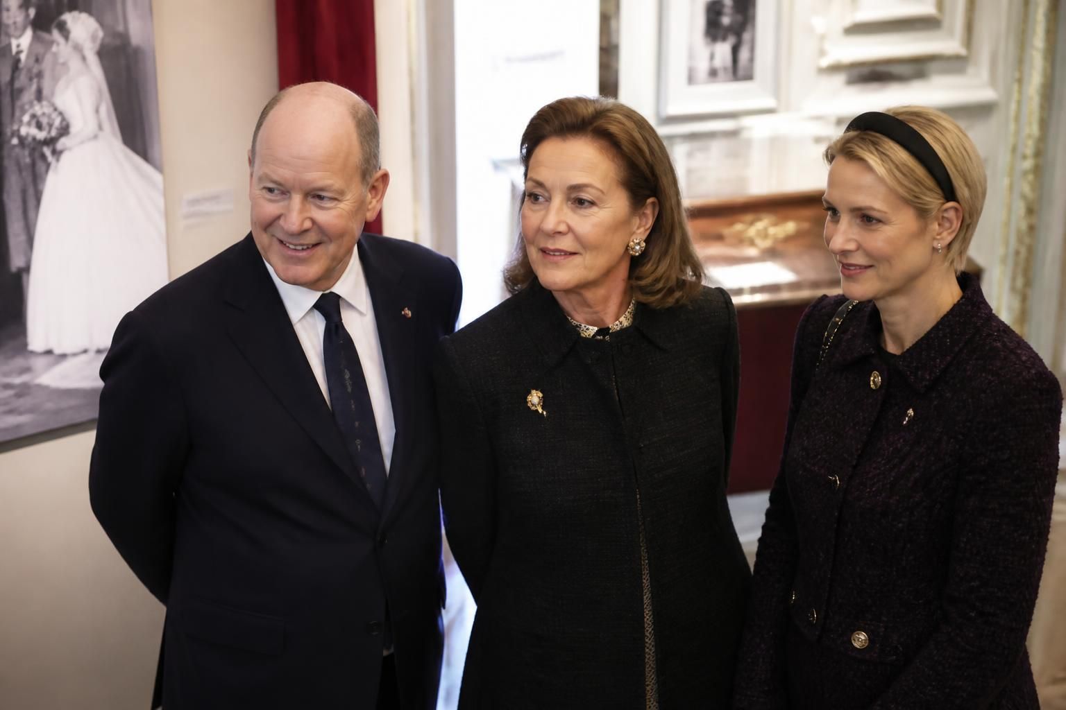 albert de monaco, accompagné de caroline et alexandra de hanovre, inaugure l'exposition exceptionnelle célébrant les 70 ans de mariage de grace kelly et rainier iii, un hommage émouvant à leur amour et leur héritage.