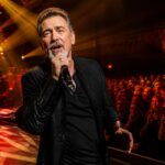 après quinze mois d’attente, florent pagny offre une performance enflammée à forest national, captivant son public avec énergie et émotion.