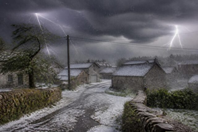 canicule en france : des orages violents accompagnés de tempêtes de vents à 144 km/h, grêle et fortes pluies frappent une région, causant des conditions météorologiques extrêmes.