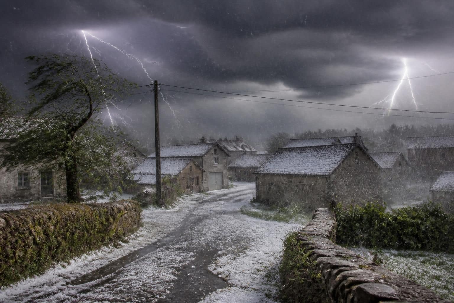 canicule en france : des orages violents accompagnés de tempêtes de vents à 144 km/h, grêle et fortes pluies frappent une région, causant des conditions météorologiques extrêmes.