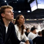 découvrez le carnet rose aux jo avec léon marchand et cassandre beaugrand, stars présentes en tribunes lors de la spectaculaire finale de basketball états-unis vs france (98-87).