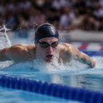 revivez la performance exceptionnelle de léon marchand aux championnats de france de natation, où il s'impose brillamment dans le 400 m quatre nages.