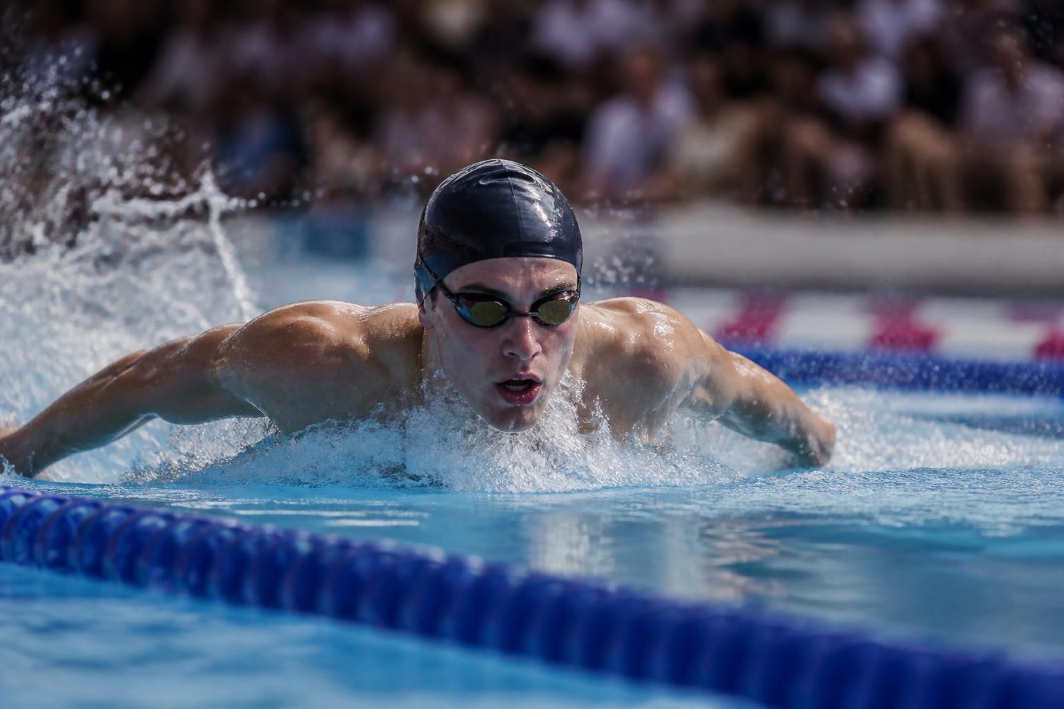 revivez la performance exceptionnelle de léon marchand aux championnats de france de natation, où il s'impose brillamment dans le 400 m quatre nages.