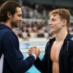 découvrez les championnats de france de natation sur france 4 avec camille lacourt qui rend hommage au talent inspirant de léon marchand, symbolisant un rêve pour toutes les générations.