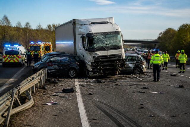 Collision-mortelle-sur-lA21-un-poids-lourd-implique-dans-un-accident-avec-plusieurs-vehicules-fait-un-deces-640x427 Le gâteau Cars Flash McQueen : Un plaisir assuré pour les petits fans