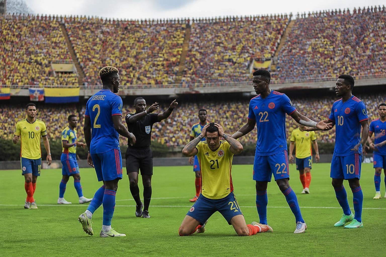 suivez le match colombie vs république démocratique du congo en direct : mi-temps à 0-0 avec un but de muñoz refusé. retrouvez tous les détails et les temps forts ici.