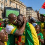 à bordeaux, les sénégalais célèbrent avec émotion la victoire historique de 2002 lors de la coupe du monde 2022, avant leur match décisif.