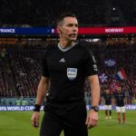 découvrez michael oliver, l'arbitre au centre du choc décisif france-norvège lors de la coupe du monde, et son parcours unique dans le monde du football.