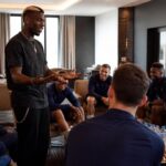 paul pogba apporte son soutien aux bleus lors d'une visite surprise à l'hôtel avant le match france-sénégal de la coupe du monde, un moment fort capturé par le parisien.