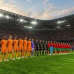 suivez la coupe du monde de football avec eurosport et découvrez les compositions officielles des équipes des pays-bas et du maroc avant leur match crucial.