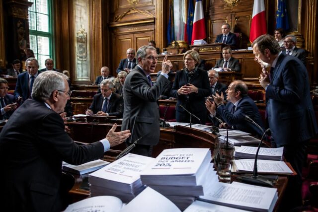 Crise-au-Senat-Debat-houleux-sur-la-rallonge-budgetaire-des-armees-un-examen-loin-detre-paisible-640x427 Titre de l'actualité du 30 septembre : Le Hamas étudie la proposition de Trump, la découverte tragique du corps de l'ambassadeur sud-africain à Paris, et Gérard Miller placé en garde à vue dans une affaire de viol.