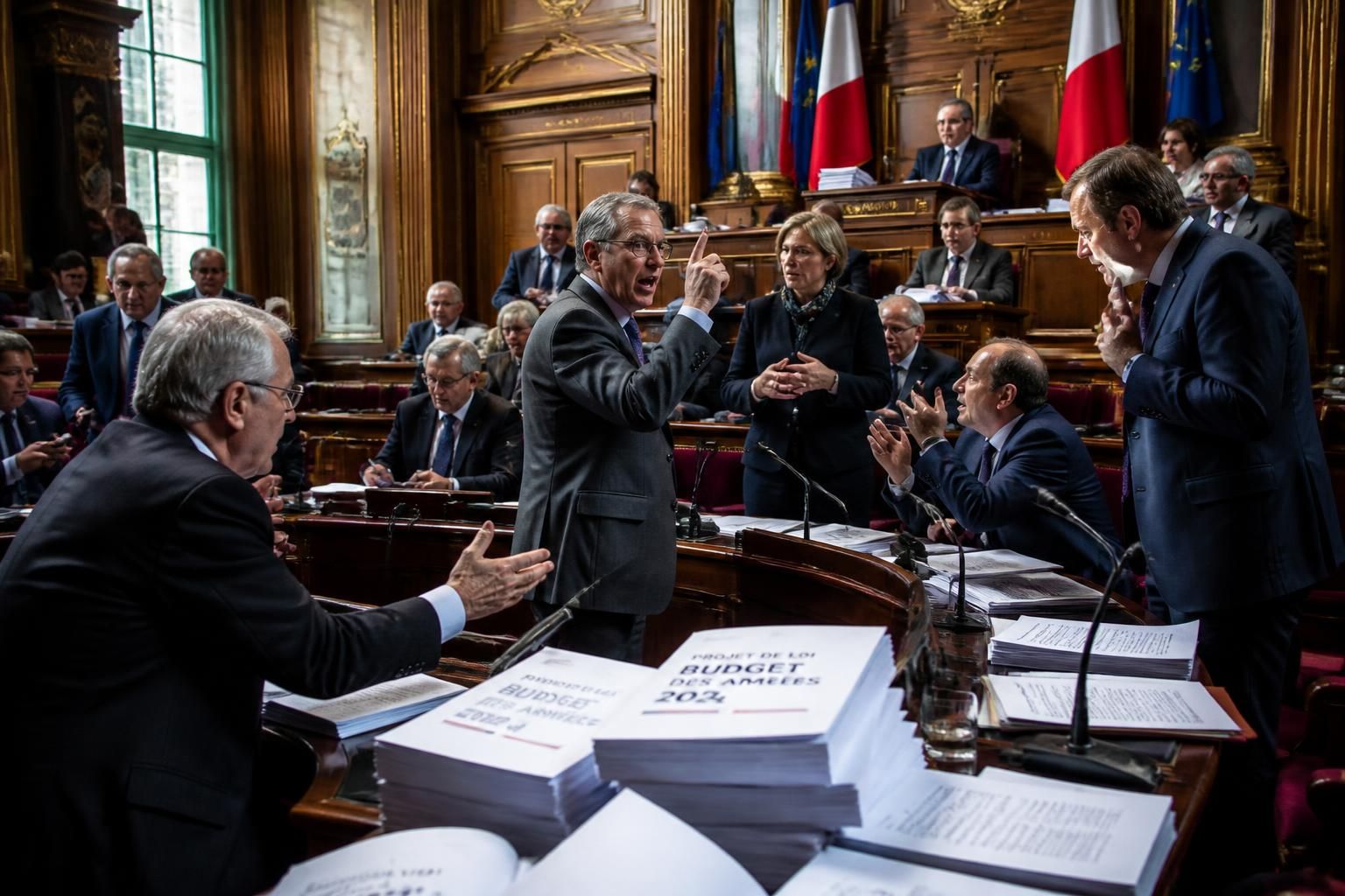 découvrez les débats intenses au sénat concernant la rallonge budgétaire des armées, une crise politique marquée par des tensions et des discussions passionnées.