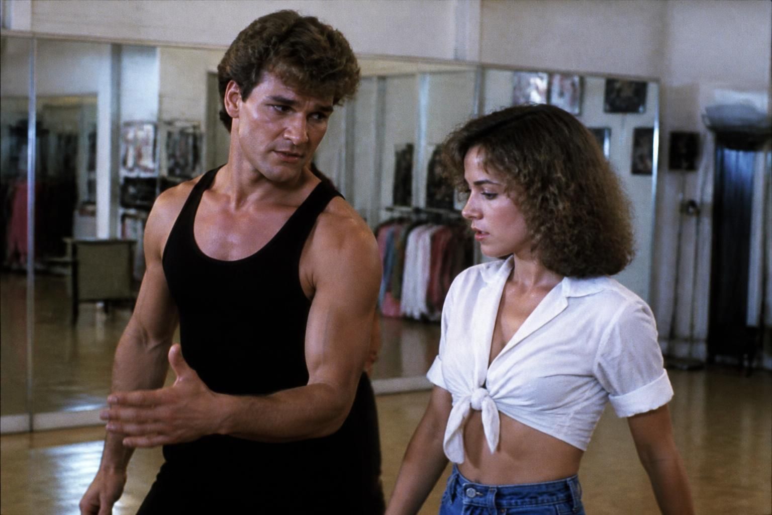 découvrez les coulisses de dirty dancing où patrick swayze se montre exaspéré par jennifer grey lors des répétitions de danse, dévoilées en exclusivité par cesoirtv.