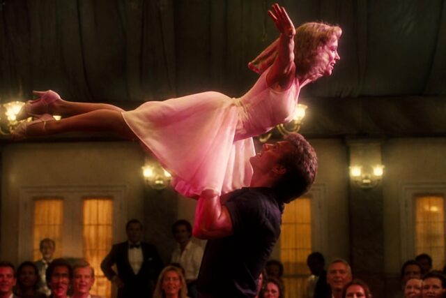Dirty-Dancing-la-scene-emblematique-improvisee-par-Jennifer-Grey-et-Patrick-Swayze-qui-a-marque-les-esprits-640x427 Marsupilami : découvrez l'identité de Vince et à qui le film rend hommage