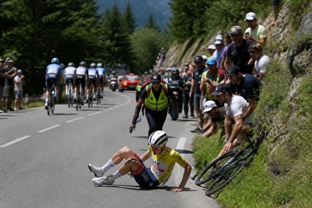 EN-DIRECT-Chute-de-Paul-Seixas-lors-de-la-7e-etape-du-Tour-Auvergne-Rhone-Alpes-Dauphine-entre-La-Bridoire-et-le-Grand-Colombier-Suivez-la-course-en-live-sur-RMC-Sport-640x427 DIRECT CAN 2025 – Bénin vs Botswana (0-0) : Tosin Aiyegun voit son but refusé à la 5e minute - AfricaFootUnited