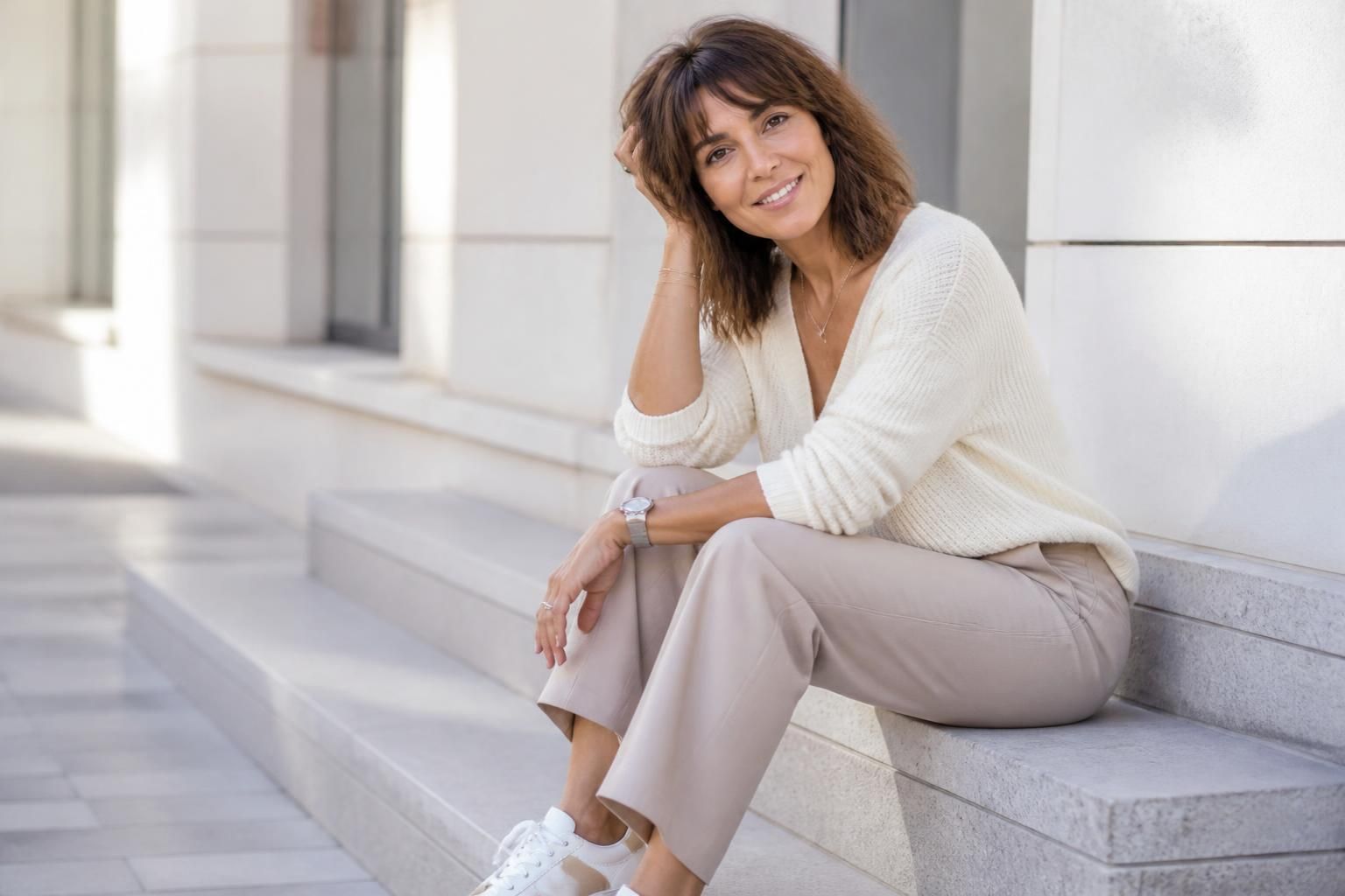 découvrez comment faustine bollaert, 47 ans, abandonne le jean classique pour un pantalon moderne et tendance, parfait pour un look jeune et stylé sur grazia.fr.