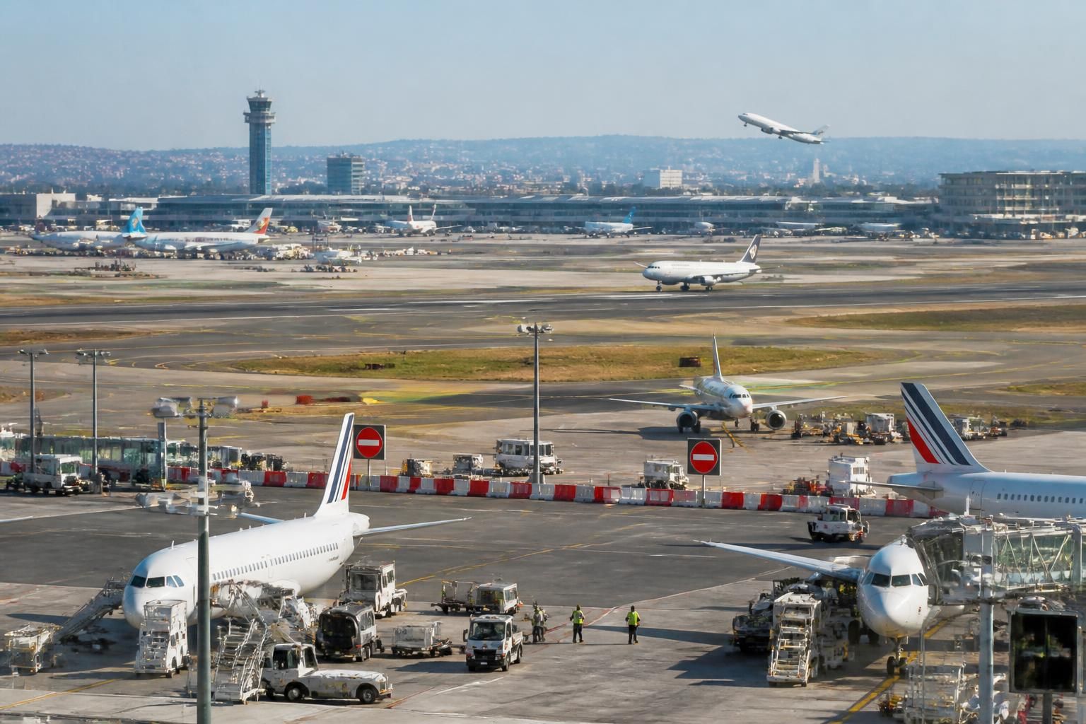 la fermeture de la piste 4 à orly pendant 4 mois entraîne l'annulation ou le déplacement de 3 000 vols vers roissy, compliquant la gestion de l'aéroport.