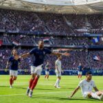 suivez le match france vs irak en direct avec les bleus en tête 1-0 à la mi-temps. analyse et temps forts du premier acte.