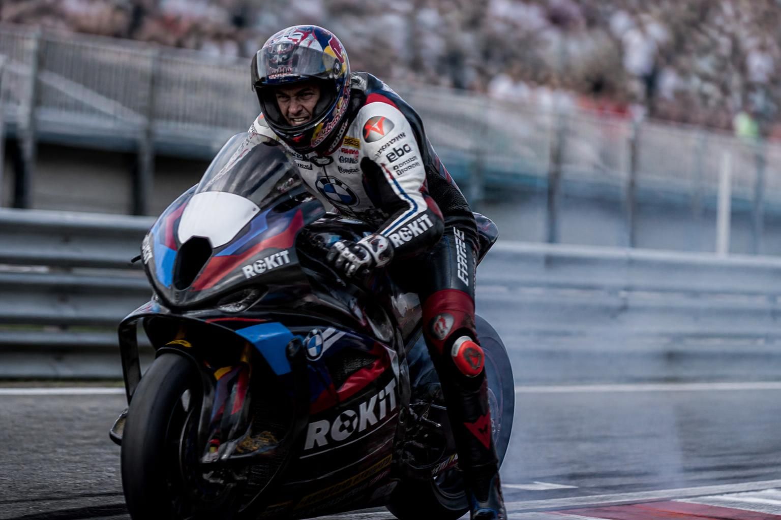 découvrez le bilan sans concession de toprak razgatlıoğlu lors du gp de république tchèque à brno, où le pilote turc a affronté de nombreuses difficultés sur le circuit.