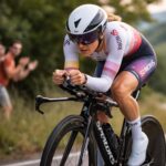 découvrez la performance exceptionnelle d'anna van der breggen qui signe un doublé impressionnant lors du contre-la-montre de la 4e étape du giro féminin, un moment fort de la compétition.