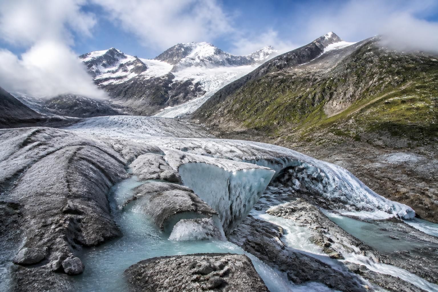 découvrez comment les glaciers suisses connaissent une fonte accélérée dès le mois de juin, mettant en lumière l'impact du changement climatique sur ces paysages emblématiques.