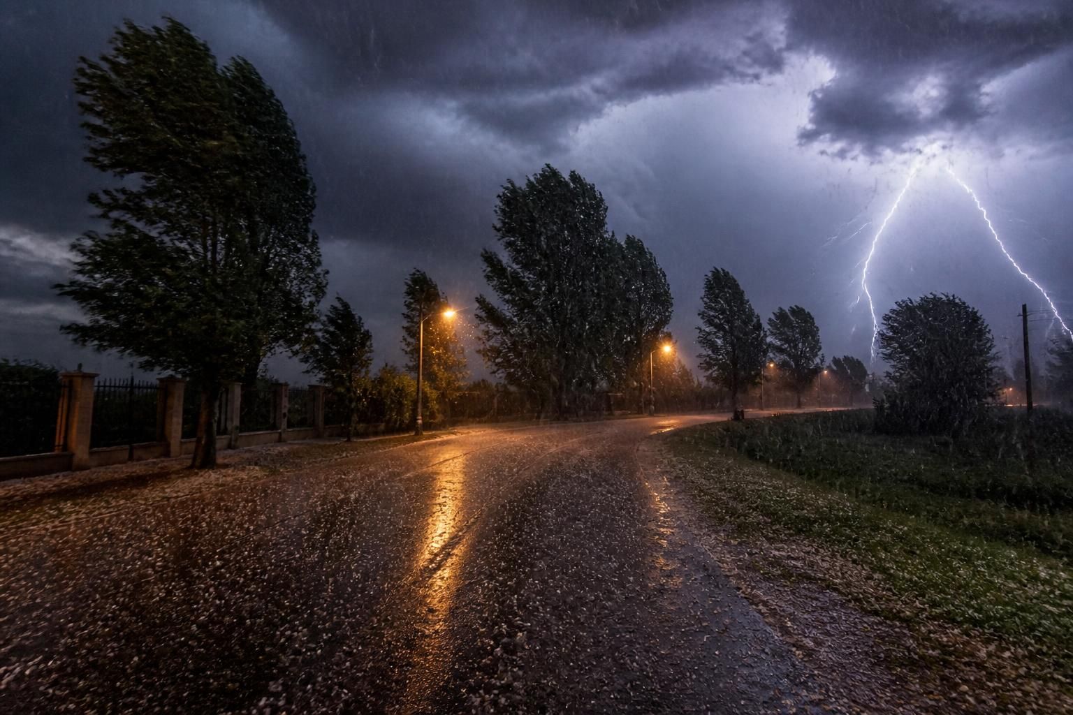 préparez-vous à des conditions météorologiques sévères ce vendredi soir avec grêle et orages. pour votre sécurité, le numéro d'urgence 1722 est activé. restez informé avec dhnet.