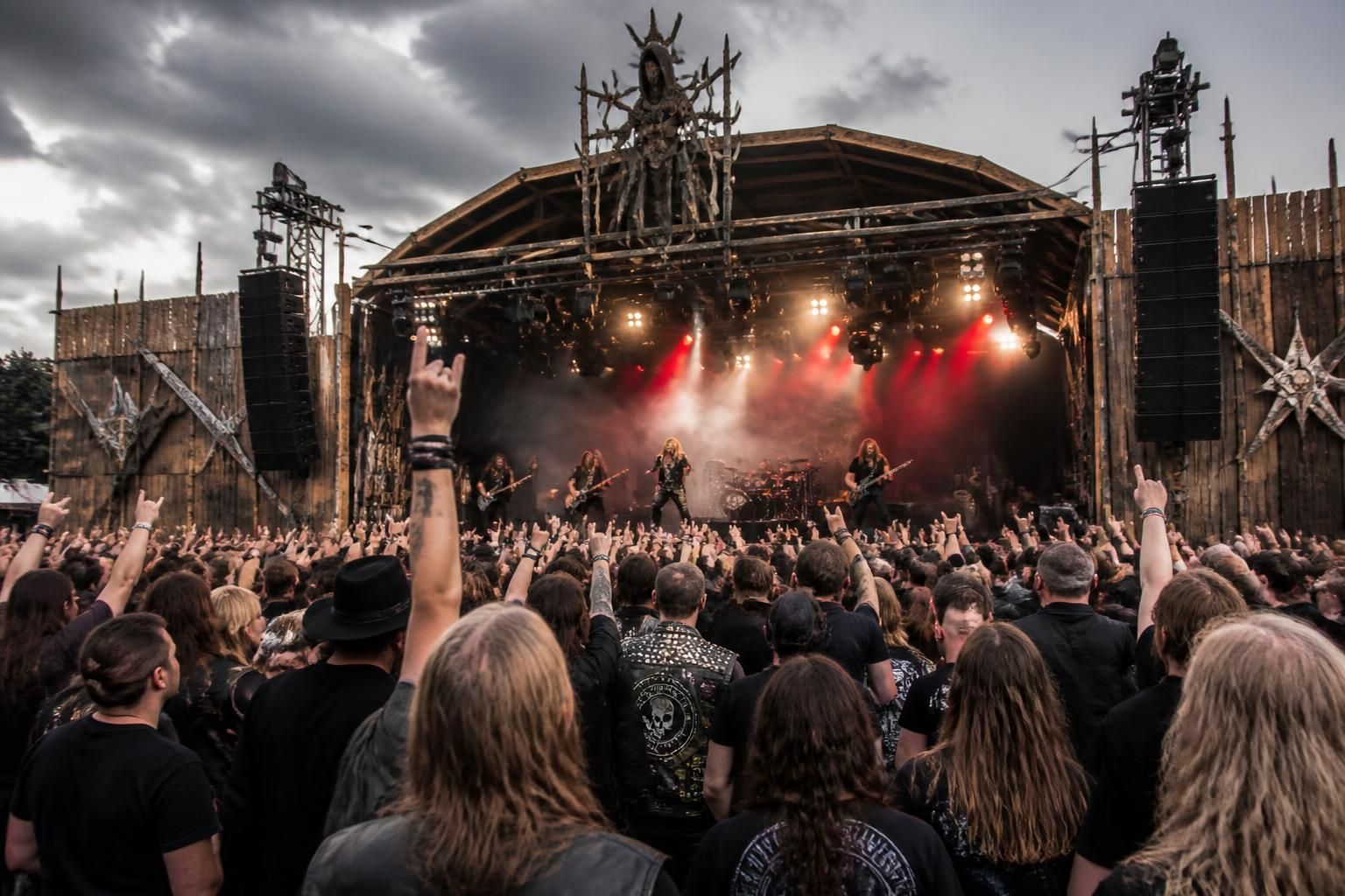 découvrez la programmation du hellfest 2026 qui célèbre un retour aux racines du metal, avec des groupes emblématiques et une ambiance authentique pour les passionnés de musique.