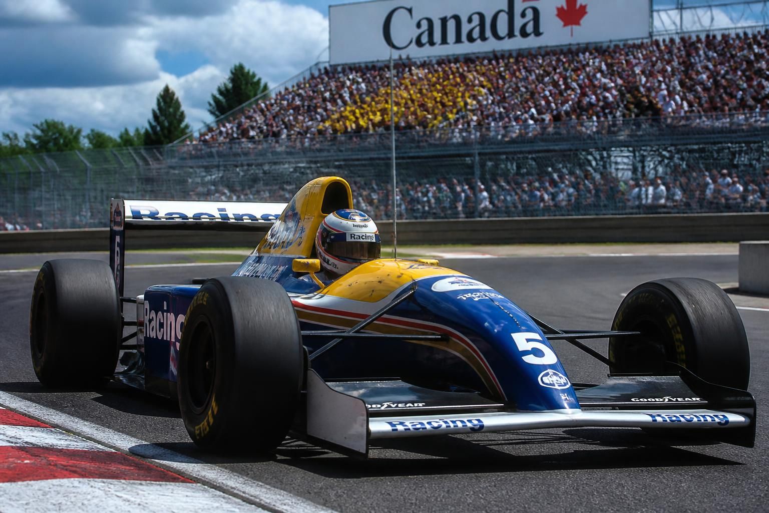 revivez le moment mémorable où hill a célébré son titre en formule 1, un souvenir inoubliable vécu à villeneuve avec l'écurie williams.