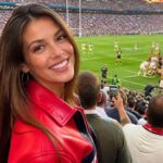 iris mittenaere soutient antoine dupont au stade de france lors de la finale du top 14, un moment fort entre sport et célébrité.