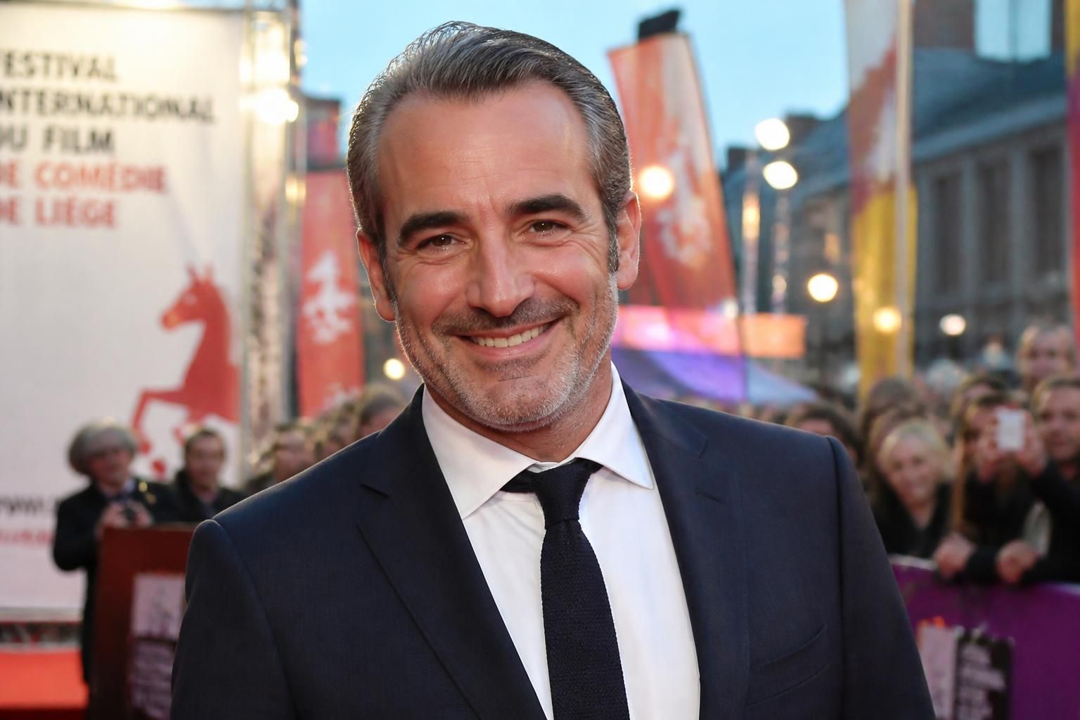 découvrez la présence exceptionnelle de jean dujardin, invité d'honneur au festival international du film de comédie de liège, un événement incontournable pour les amateurs de cinéma humoristique.