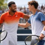 jo-wilfried tsonga rend hommage à jakob mensik en célébrant la volée, un geste technique toujours présent et apprécié dans le tennis moderne.