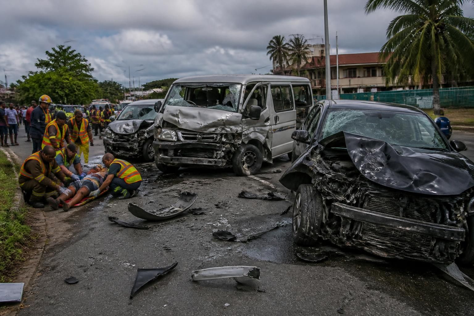 kourou : une tragique collision impliquant un minibus et deux voitures a causé deux morts et treize blessés. découvrez les détails de cet accident dramatique.