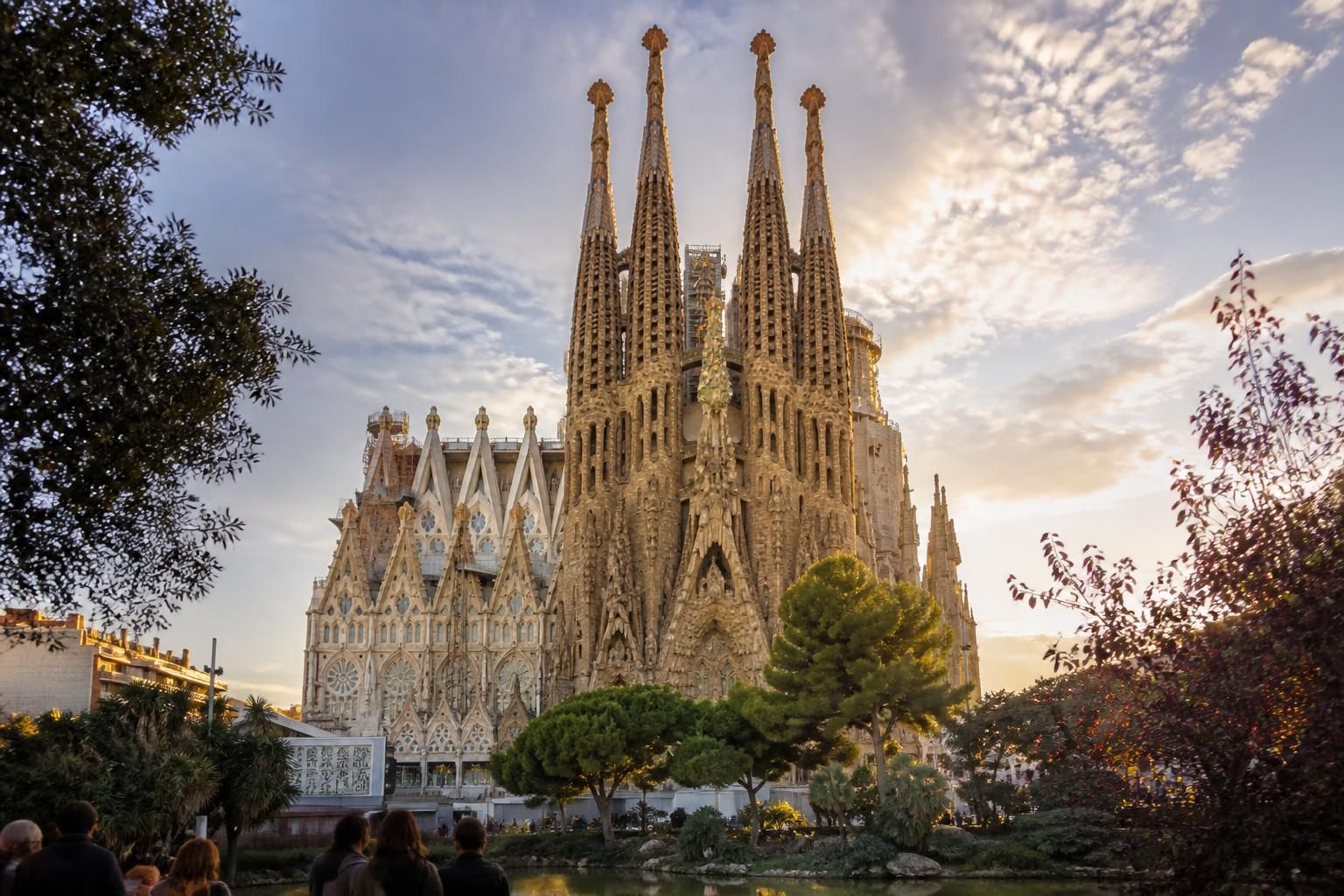 découvrez la sagrada familia, chef-d'œuvre unique de l'architecture située au cœur de barcelone, alliant foi, art et histoire dans un monument emblématique.