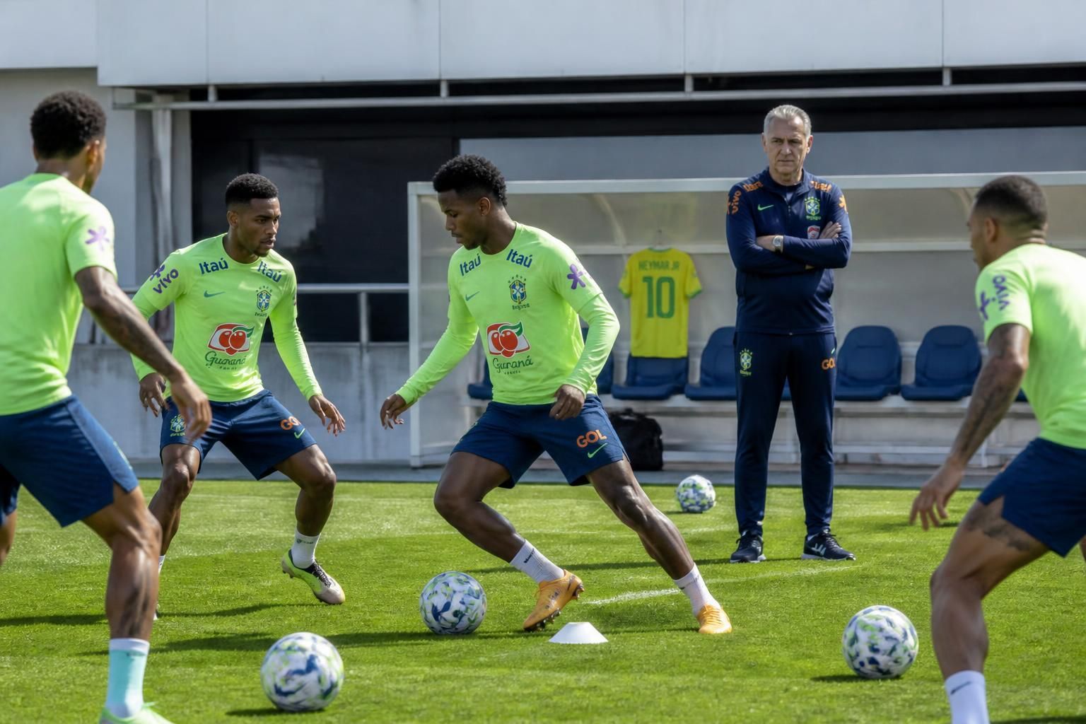 le brésil reprend l’entraînement sans neymar, tandis qu’ancelotti entretient le suspense autour de sa composition d’équipe pour ses débuts en coupe du monde.