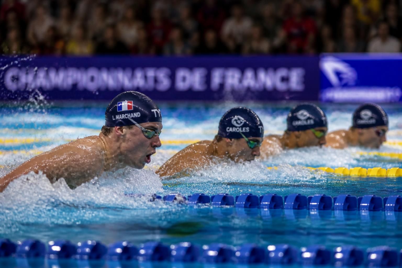 léon marchand et trois nageurs carolos se distinguent lors de la finale du 400 m 4 nages aux championnats de france, samedi soir, avec des performances remarquables.
