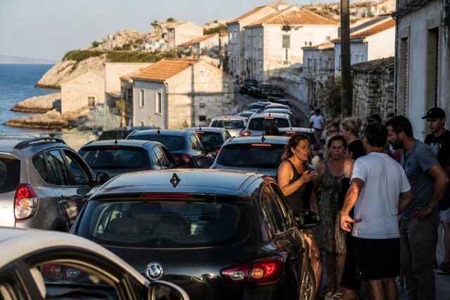Marseille-Les-habitants-des-Goudes-denoncent-linvasion-massive-de-voitures-et-appellent-a-une-gestion-urgente-du-trafic-640x427 Hérault : Le cortège nuptial tourne au chaos sur la route, le maire contraint d’annuler la cérémonie