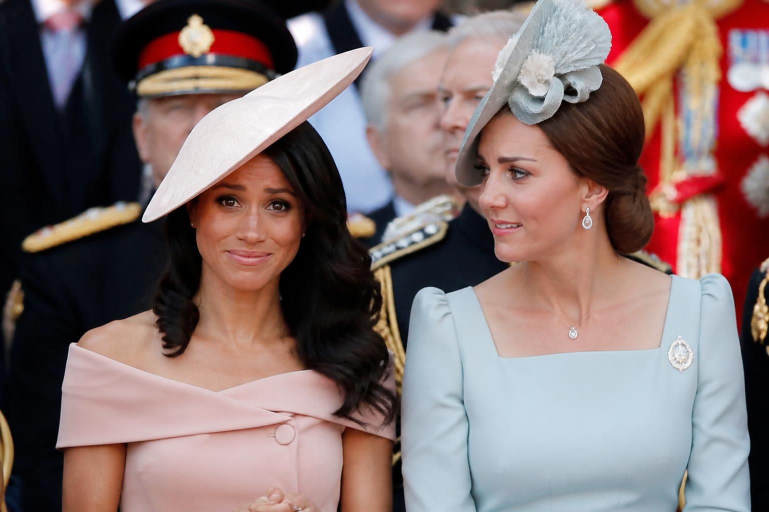 découvrez la plaisanterie maladroite de meghan markle envers kate middleton lors du trooping the colour, une anecdote qui a suscité une vive polémique.