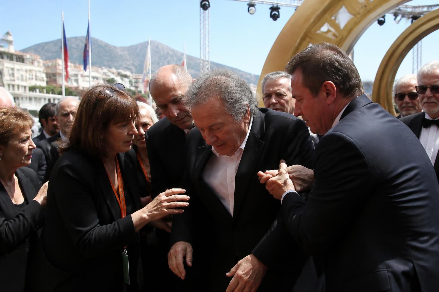 michel drucker victime d'un malaise et d'une chute lors du festival de monte-carlo, un moment inattendu qui a marqué les spectateurs et suscité l'inquiétude.