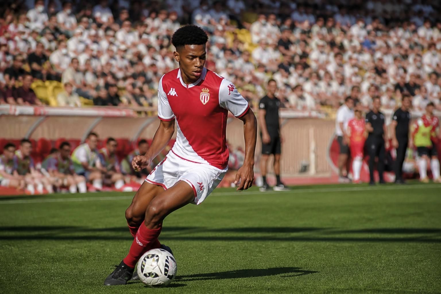 monaco renforce sa défense en signant le jeune latéral gauche portugais flávio nazinho, un talent prometteur prêt à dynamiser l'équipe.