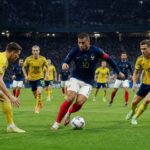 découvrez la composition de l'équipe de france pour le match contre la suède lors du mondial 2026, avec un dispositif tactique en 4-2-3-1 et mbappé en tant que capitaine face au système 3-4-2-1 suédois.